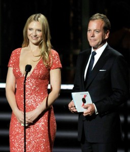 2009 Primetime Emmy Awards Kiefer Sutherl and Anna Torv 001