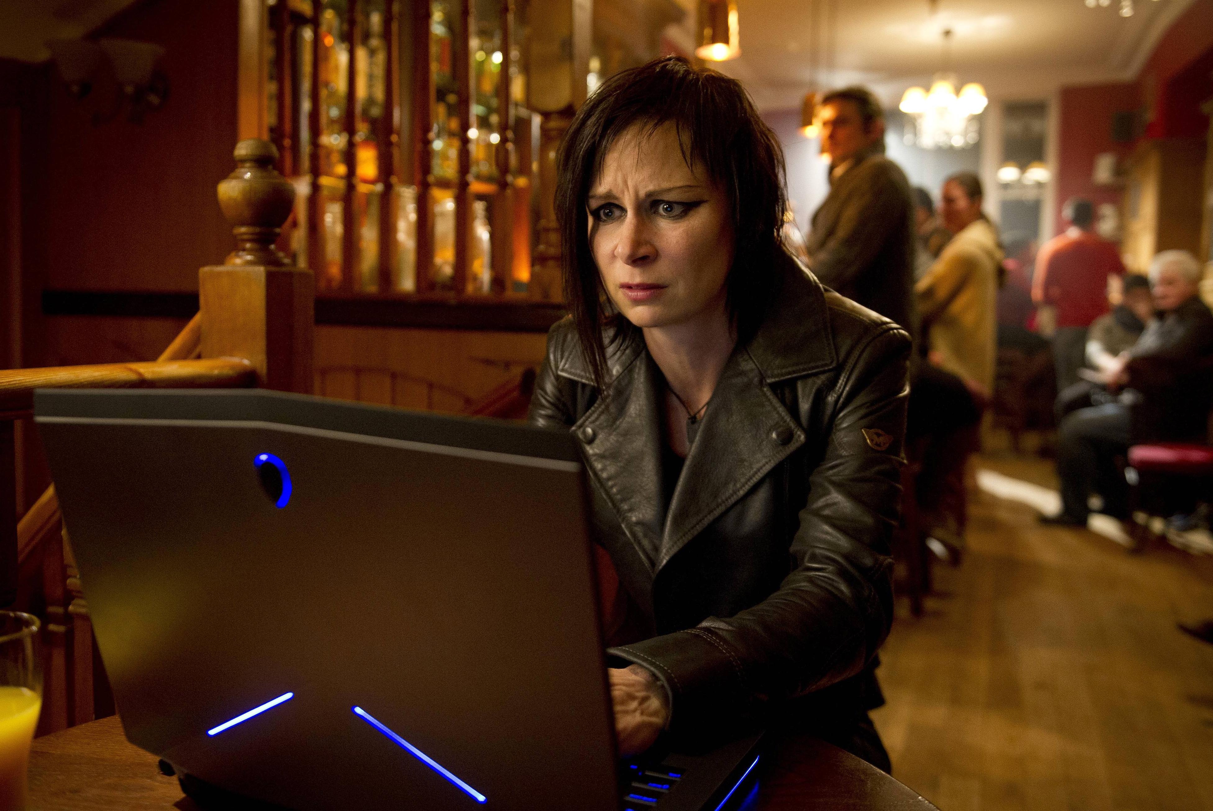 Mary-Lynn-Rajskub-Chloe-OBrian-laptop-24-Live-Another-Day-Episode-9.jpg