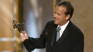 Kiefer Sutherland accepts the 2004 SAG Award for Best Actor in a Drama