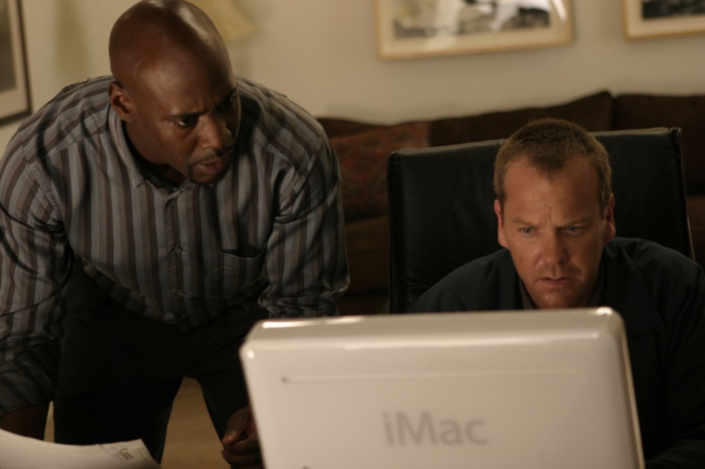 Jack Bauer and Wayne Palmer search computer in 24 Season 5 Episode 2