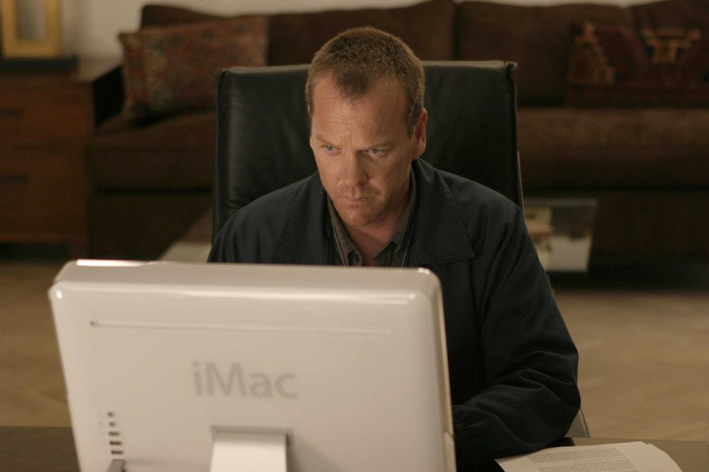 Jack Bauer searches computer in 24 Season 5 Episode 2