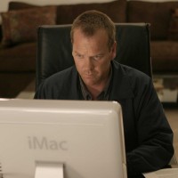 Jack Bauer searches computer in 24 Season 5 Episode 2