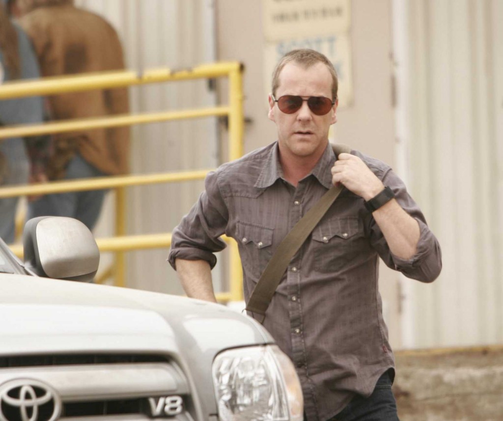 Jack Bauer with messenger bag in 24 Season 5 premiere