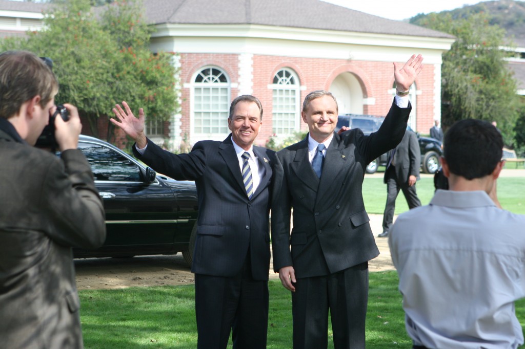 Charles Logan and Yuri Suvarov pose for press in 24 Season 5 Episode 9