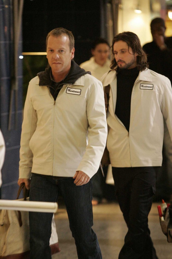 Jack Bauer undercover in the mall 24 Season 5 Episode 8