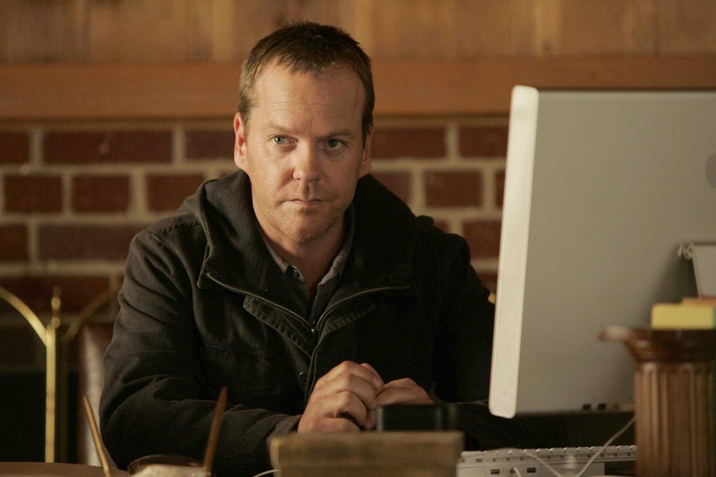 Jack Bauer searches computer for a link to the terrorists in 24 Season 5 Episode 11