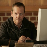 Jack Bauer searches computer for a link to the terrorists in 24 Season 5 Episode 11