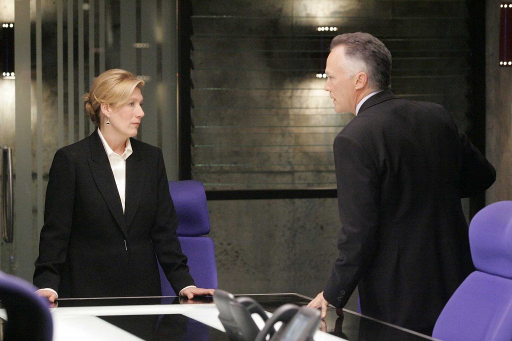 Karen Hayes and Bill Buchanan try to work together in 24 Season 5 Episode 15