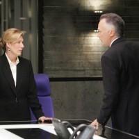 Karen Hayes and Bill Buchanan try to work together in 24 Season 5 Episode 15