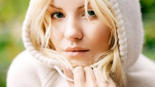 Elisha Cuthbert in hoody