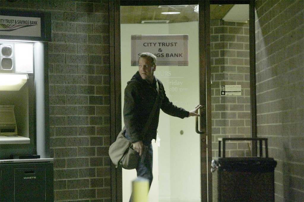 Jack Bauer at the bank in 24 Season 5 Episode 17