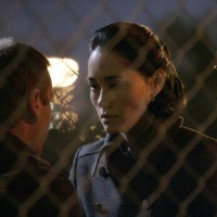 Evelyn Martin gives Jack Bauer important information in 24 Season 5 Episode 16