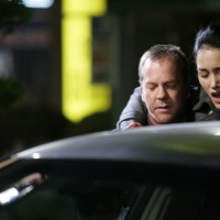 Jack Bauer helps Evelyn Martin walk in 24 Season 5 Episode 17