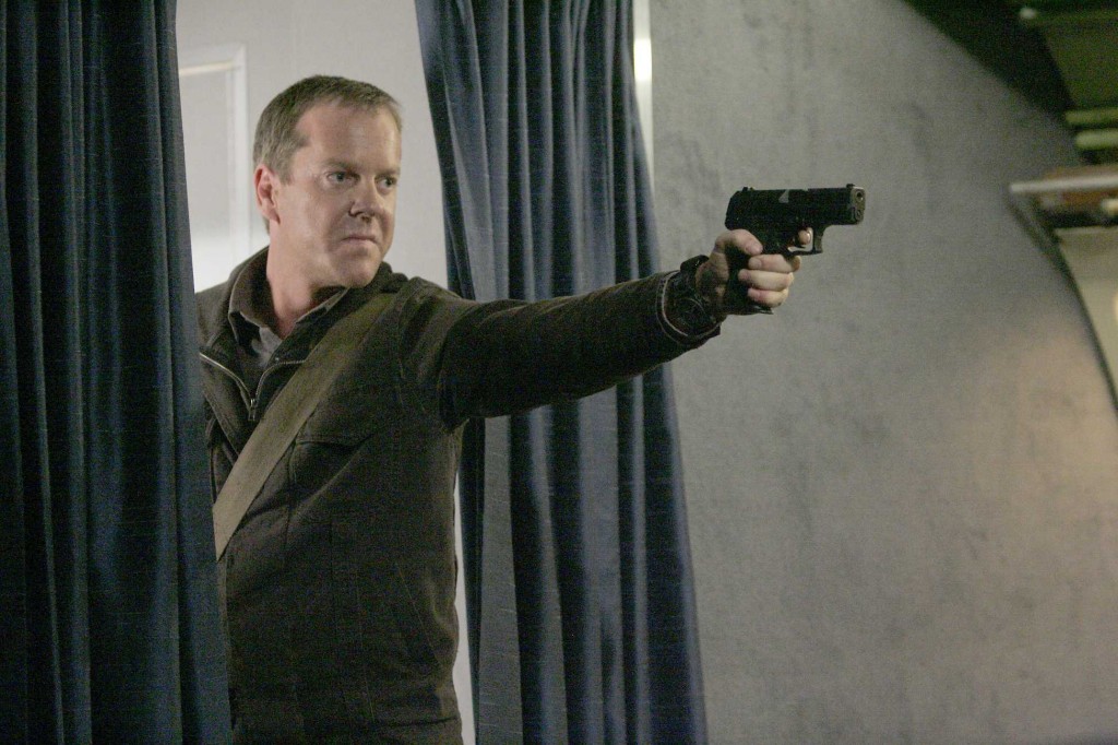 Jack Bauer with gun on plane 24 Season 5