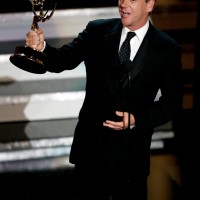 Kiefer Sutherland accepts award for Oustanding Lead Actor in a Drama Series at 2006 Emmys