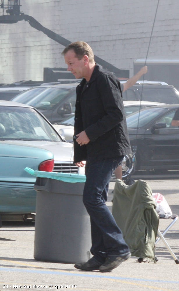 Kiefer Sutherland on location 24 Season 8 set picture