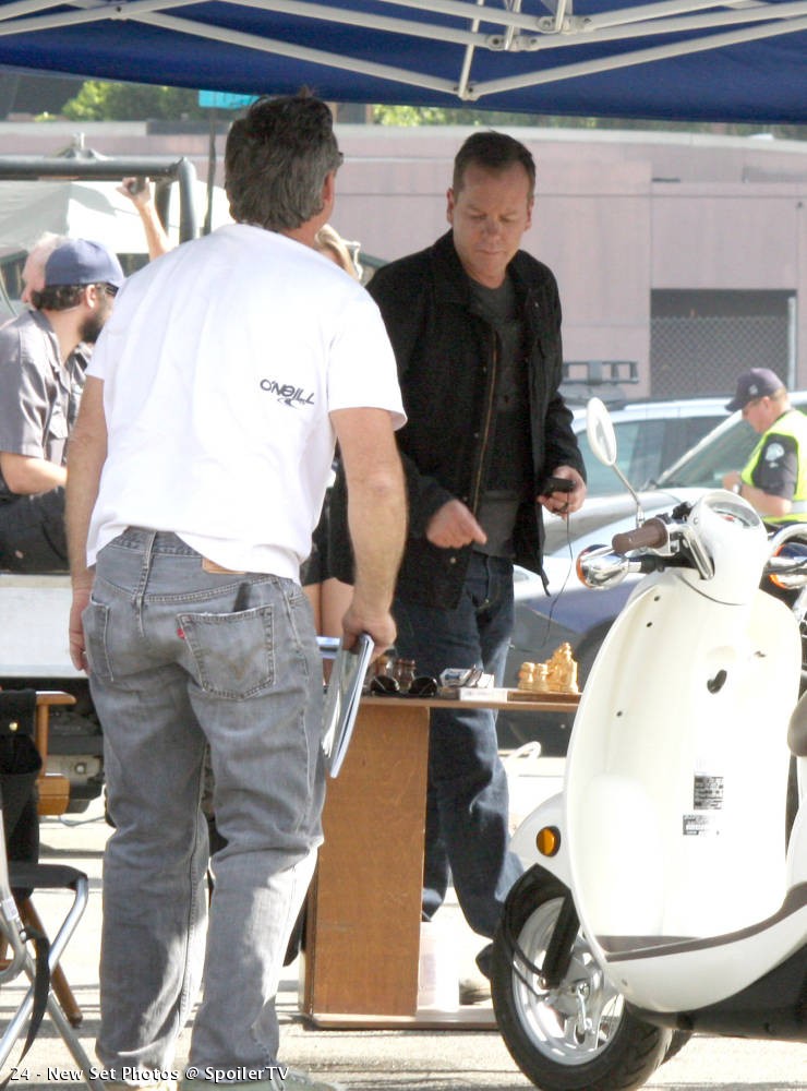 Kiefer Sutherland on location 24 Season 8 set picture