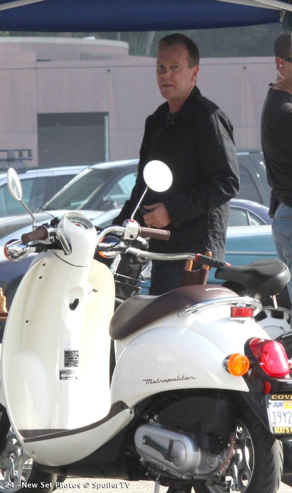 Kiefer Sutherland on location 24 Season 8 set picture