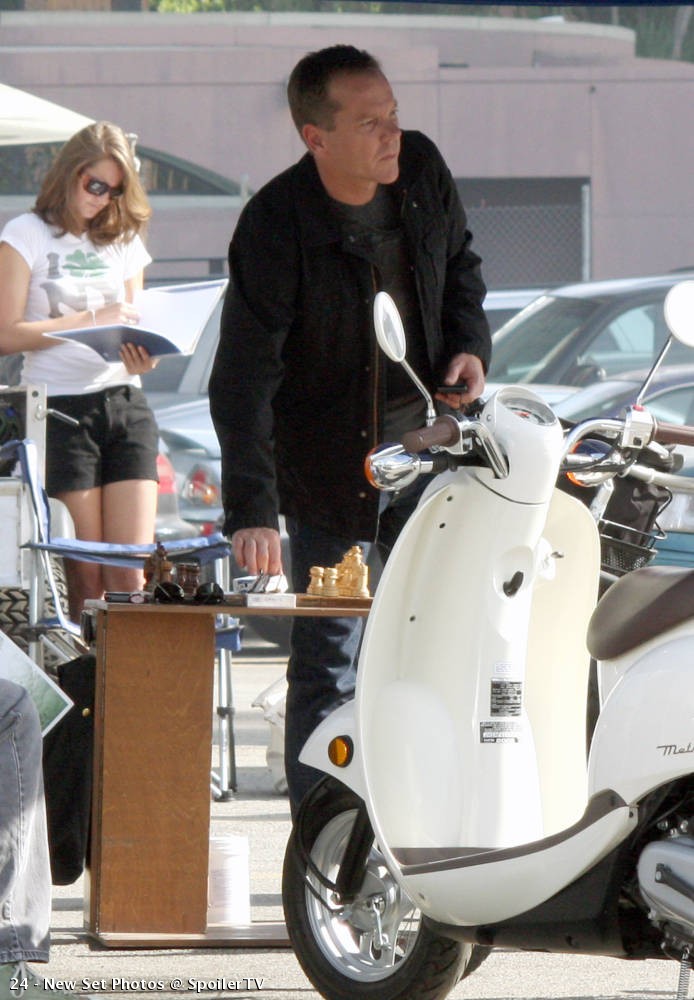 Kiefer Sutherland on location 24 Season 8 set picture