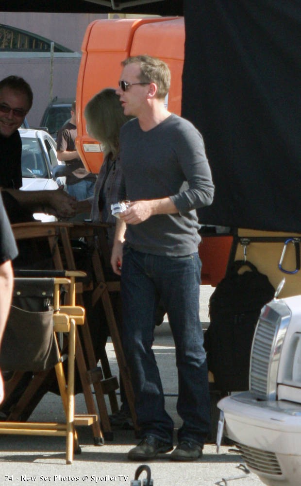 Kiefer Sutherland on location 24 Season 8 set picture