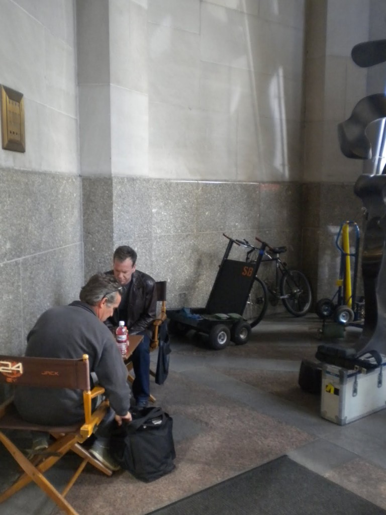 Kiefer Sutherland playing chess on 24 Season 8 set