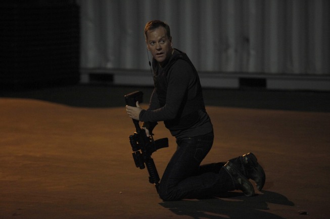 Jack Bauer with assault rifle 24 Season 8 episode 13