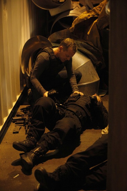 Jack Bauer helps an injured CTU field operative