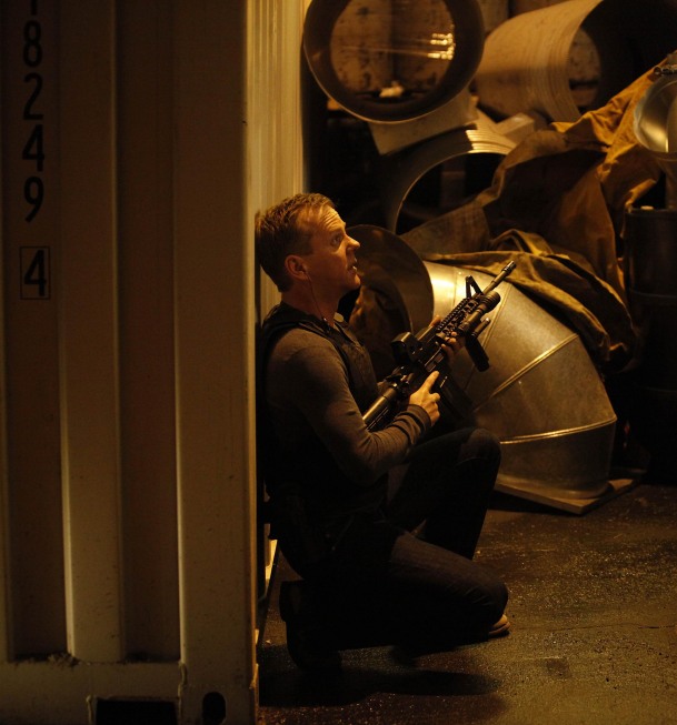 Jack Bauer with machine gun in 24 Season 8 episode 13