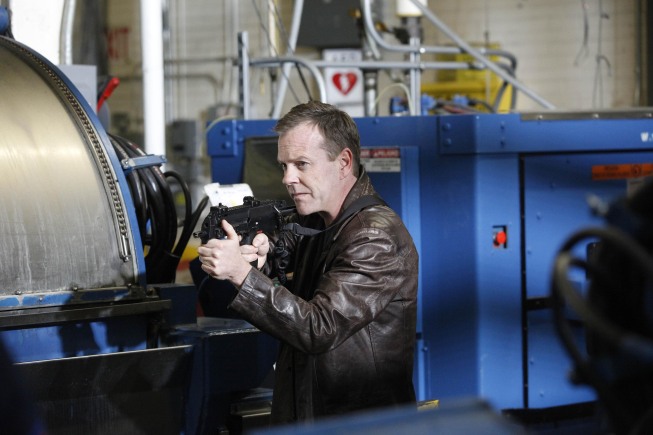 Jack Bauer holding gun 24 Season 8 episode 19