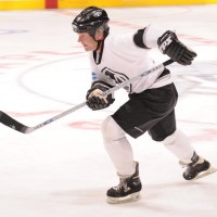 Kiefer Sutherland at 24 vs House Hockey Game