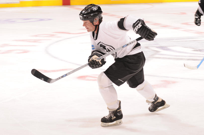 Kiefer Sutherland at 24 vs House Hockey Game