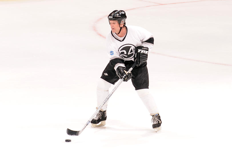 Kiefer Sutherland at 24 vs House Hockey Game