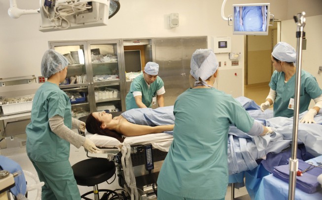 Surgeons over Renee Walker's corpse 24 Season 8 Episode 18