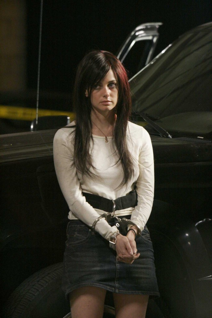 Mandy (Mia Kirshner) in handcuffs 24 Season 4 finale