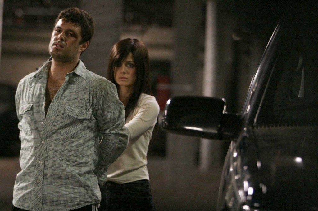 Mandy (Mia Kirshner) takes Tony Almeida hostage 24 Season 4 finale