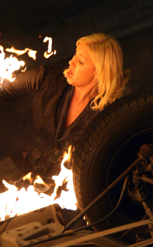 Elisha Cuthbert filming 24 Season 7 finale, Kim Bauer on fire