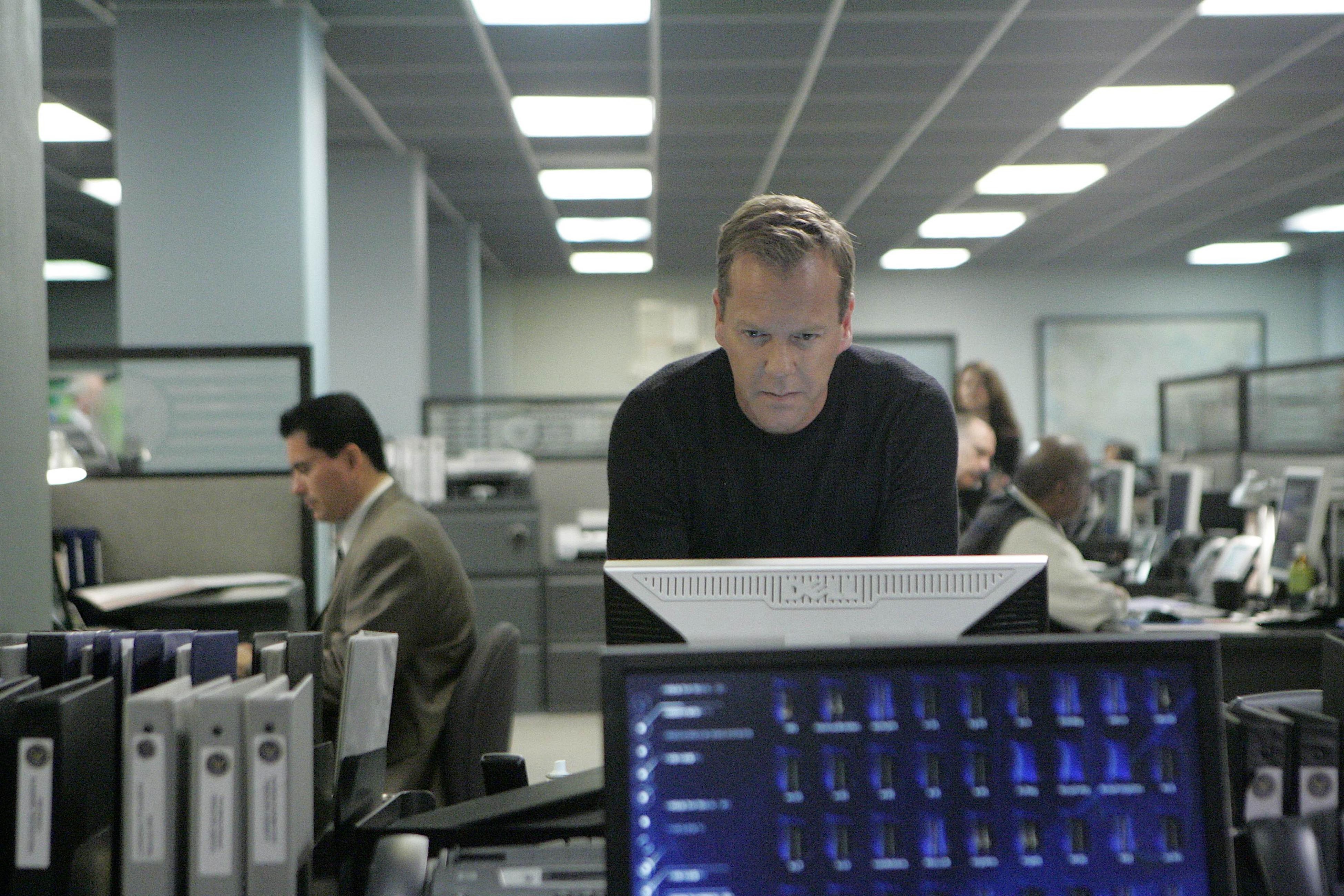 Jack Bauer uses FBI computer 24 Season 7 Episode 18 - 24 Spoilers.