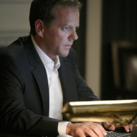 Jack Bauer uses computer 24 Season 7 Episode 14