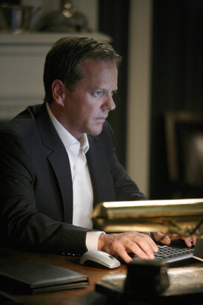 Jack Bauer uses computer 24 Season 7 Episode 14