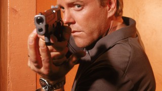 Kiefer Sutherland 24 Season 1 Promo Pic pointing gun