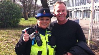 Kiefer Sutherland poses with cop in London