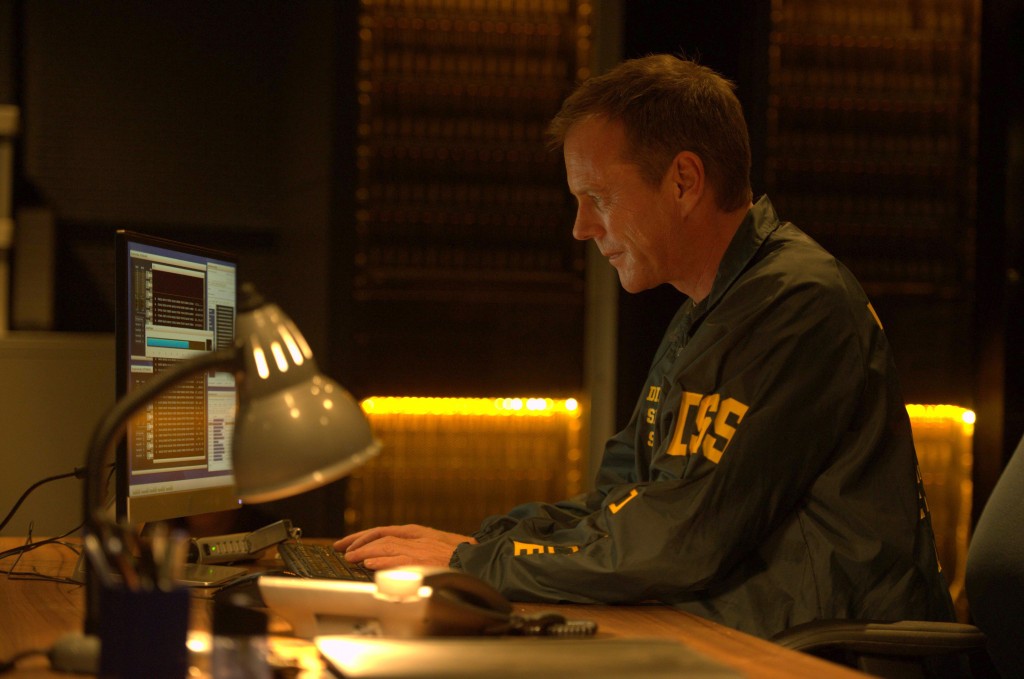 Jack Bauer downloads data in 24: Live Another Day Episode 4