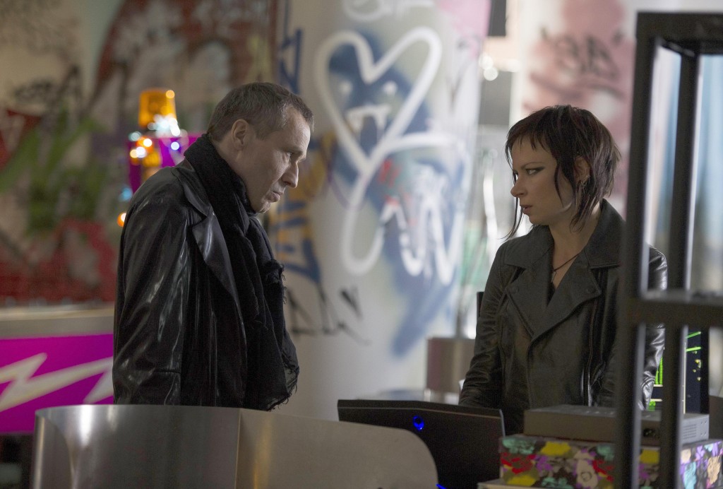 Adrian Cross (Michael Wincott) and Chloe O'Brian (Mary Lynn Rajskub) in 24: Live Another Day Episode 5