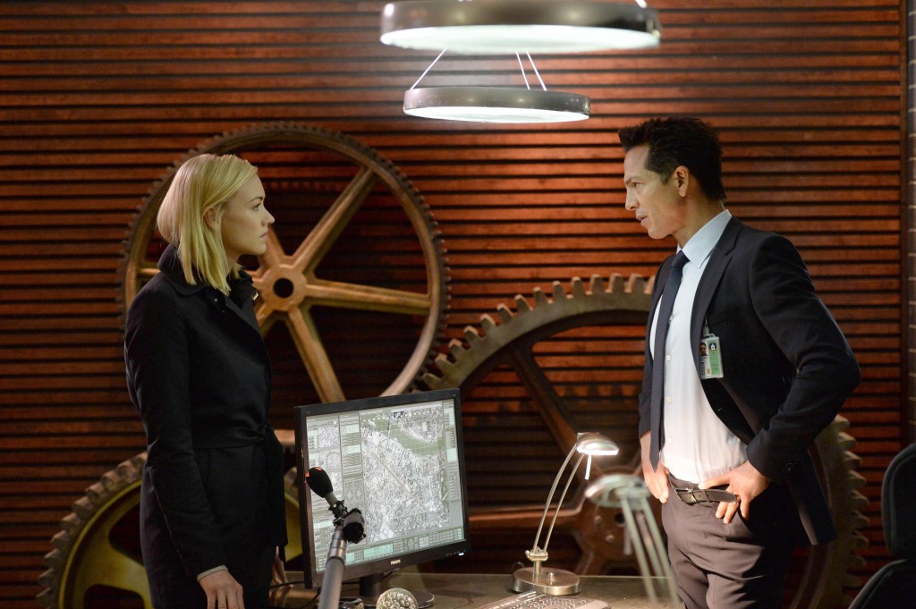 Steve Navarro (Benjamin Bratt) gives Kate Morgan (Yvonne Strahovski) information in 24: Live Another Day Episode 5