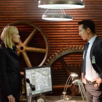 Steve Navarro (Benjamin Bratt) gives Kate Morgan (Yvonne Strahovski) information in 24: Live Another Day Episode 5