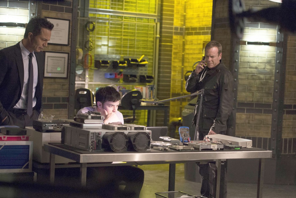 Steve Navarro (Benjamin Bratt) and Jack Bauer (Kiefer Sutherland) await information in 24: Live Another Day Episode 9