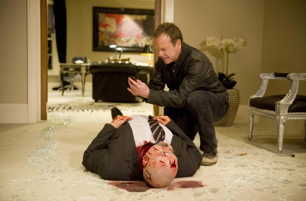 Jack Bauer (Kiefer Sutherland) searches Anatol's body