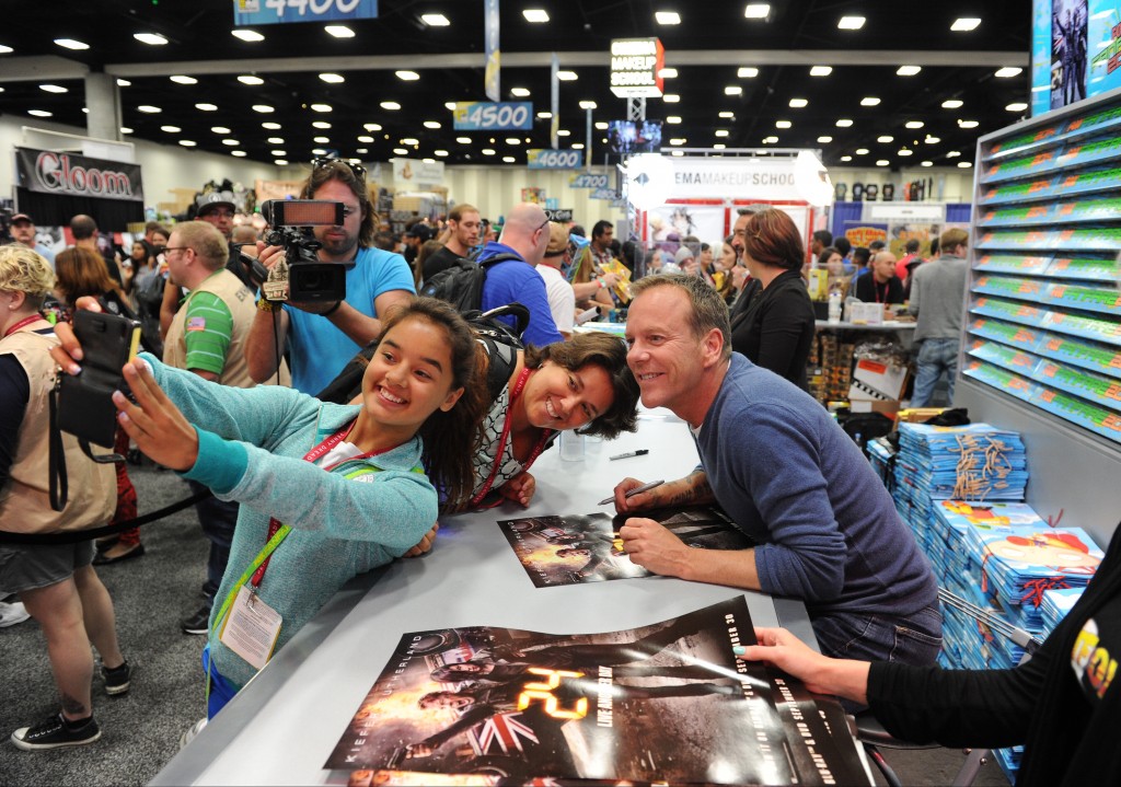 Kiefer Sutherland poses with fans at Comic-Con 2014