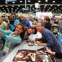 Kiefer Sutherland poses with fans at Comic-Con 2014