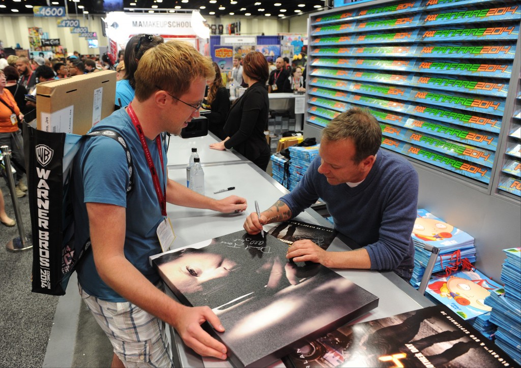 Kiefer Sutherland signing posters at San Diego Comic-Con 2014